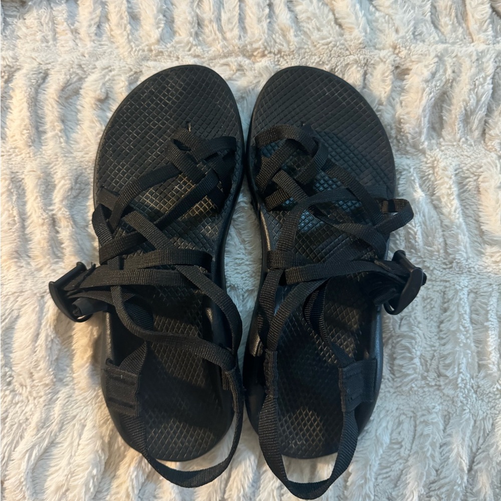 black strappy chacos
